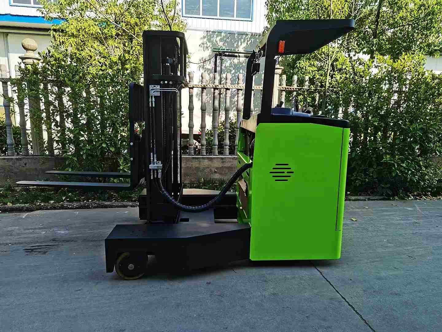 NEOforklift 4-directional reach truck