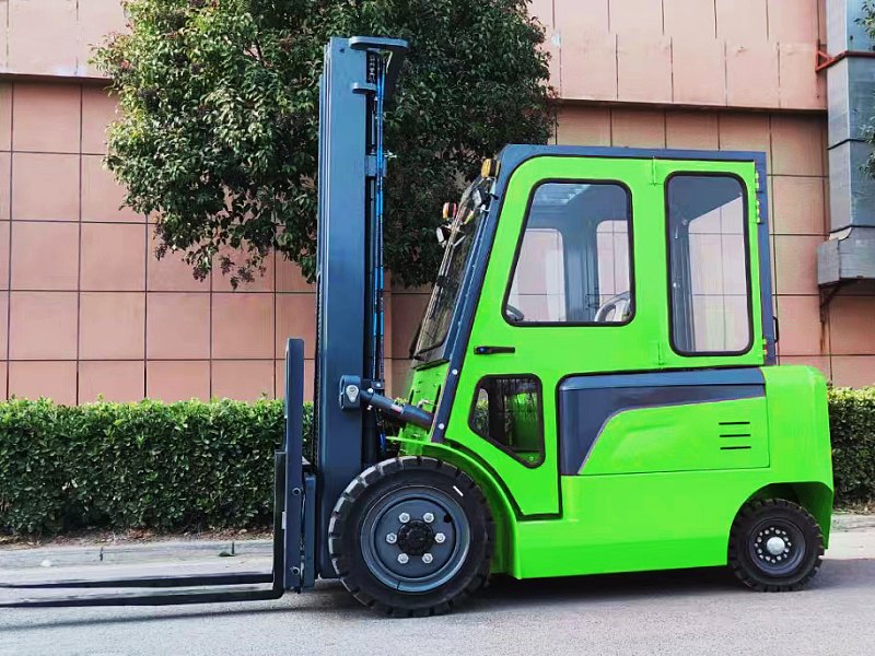 1 единица индивидуального вилочного погрузчика NEOforklift грузоподъемностью 3 тонны с литий-ионным аккумулятором будет отправлена заказчику.