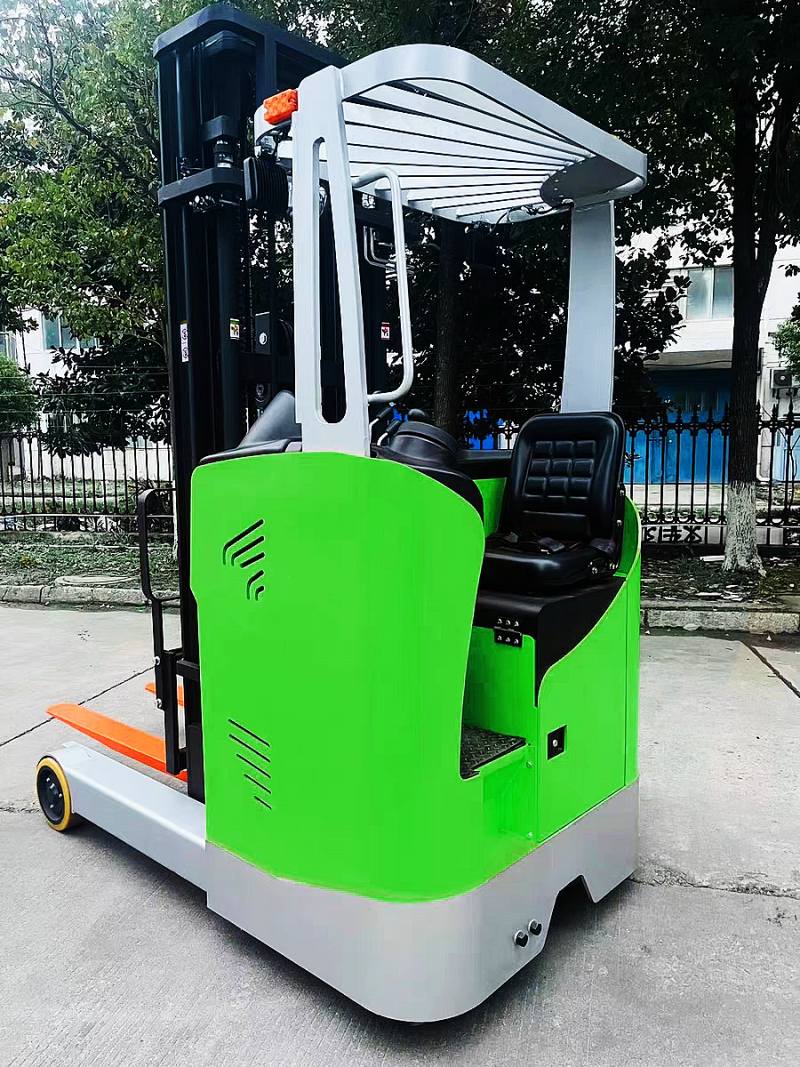 Reach truck